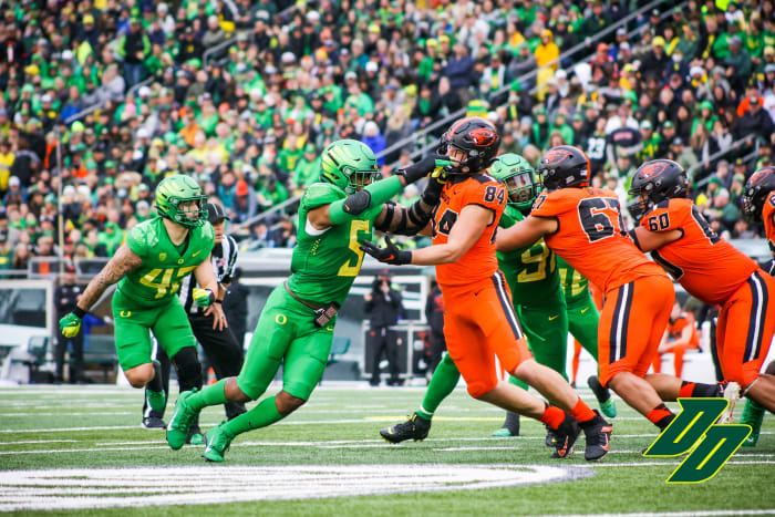 Kayvon Thibodeaux rushes the passer against Oregon State tight end Teagan Quitoriano.